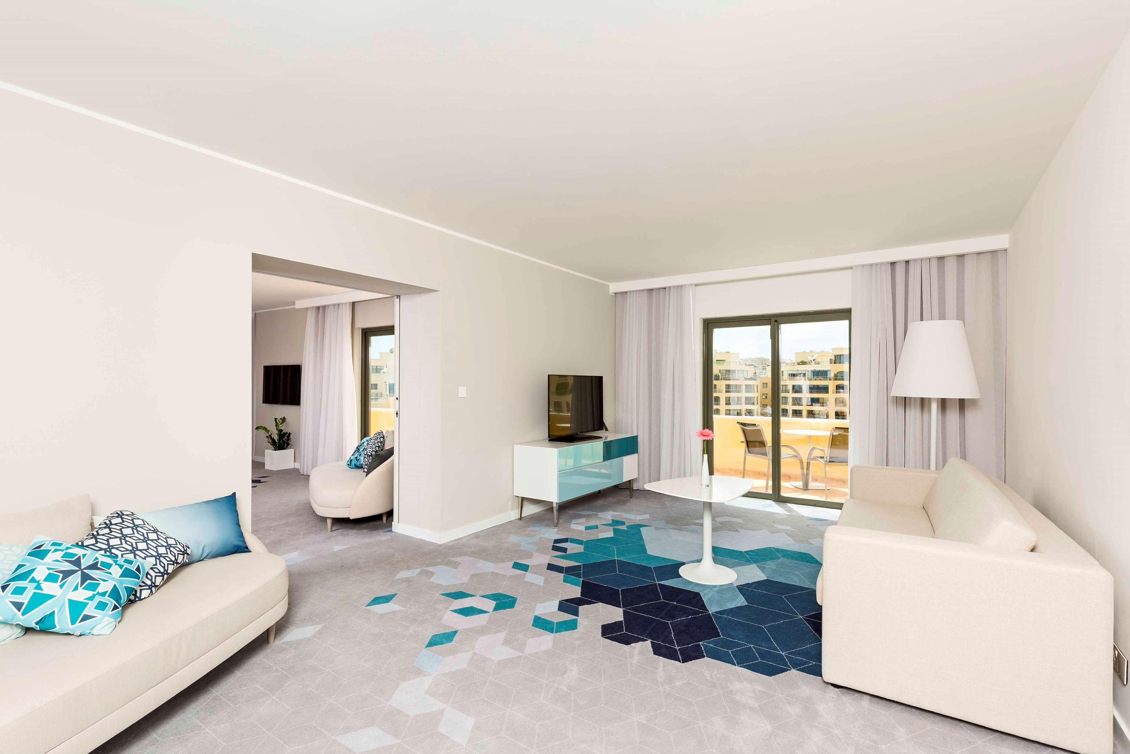 Hotel Hilton Malta San Julián Exterior foto A staged living room