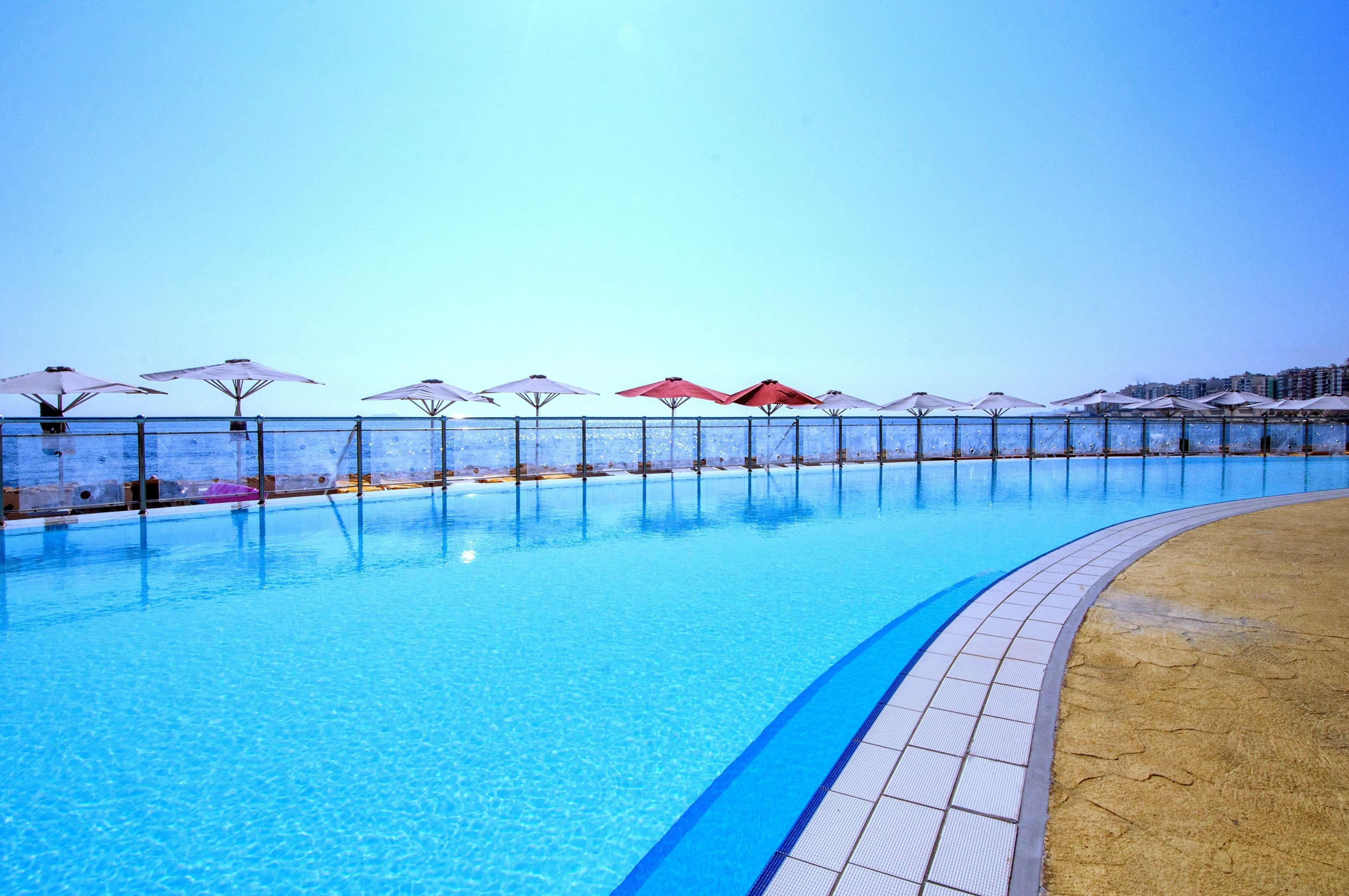 Hotel Hilton Malta San Julián Exterior foto The pool at the hotel