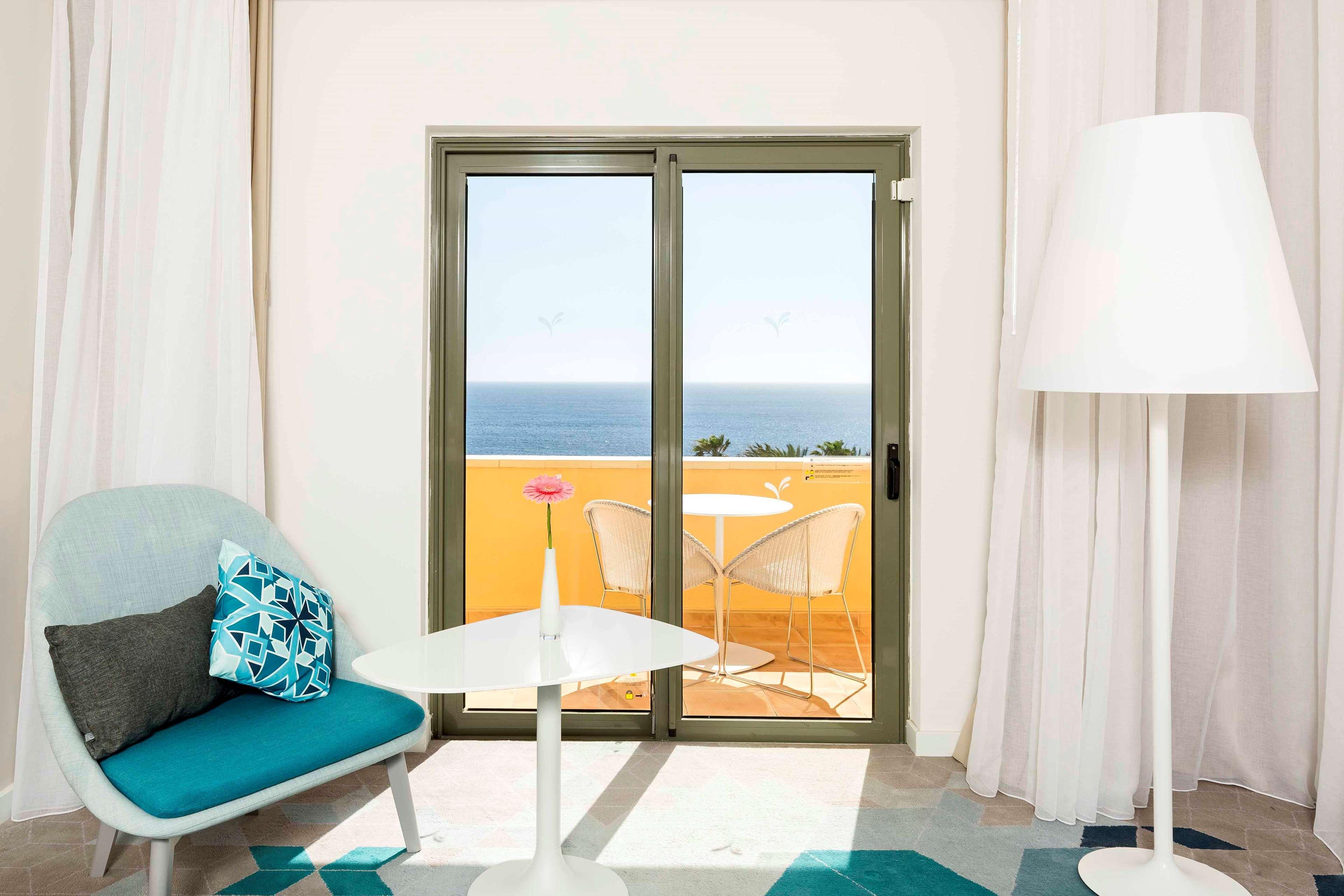 Hotel Hilton Malta San Julián Exterior foto A sliding door