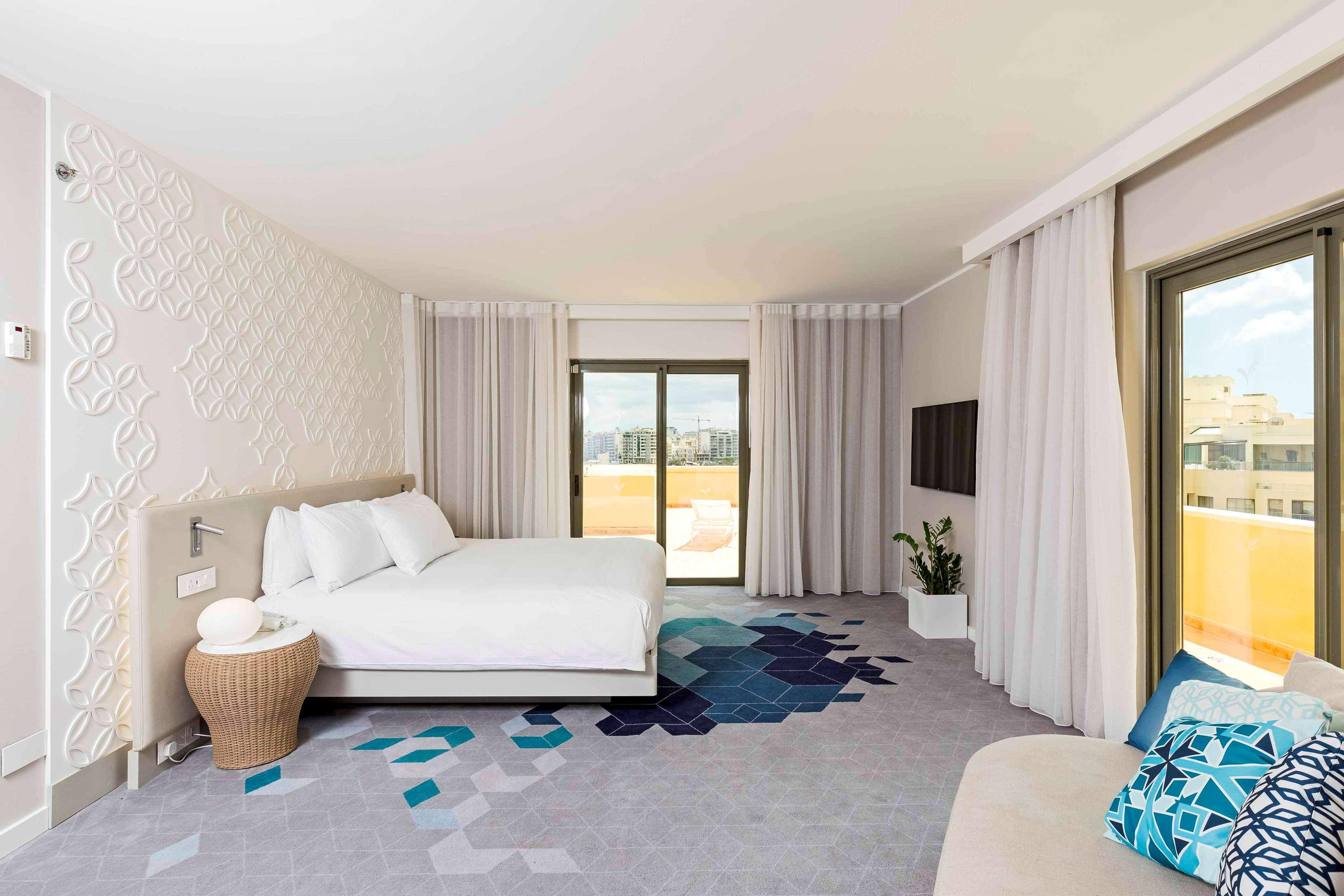 Hotel Hilton Malta San Julián Exterior foto A bedroom at the hotel