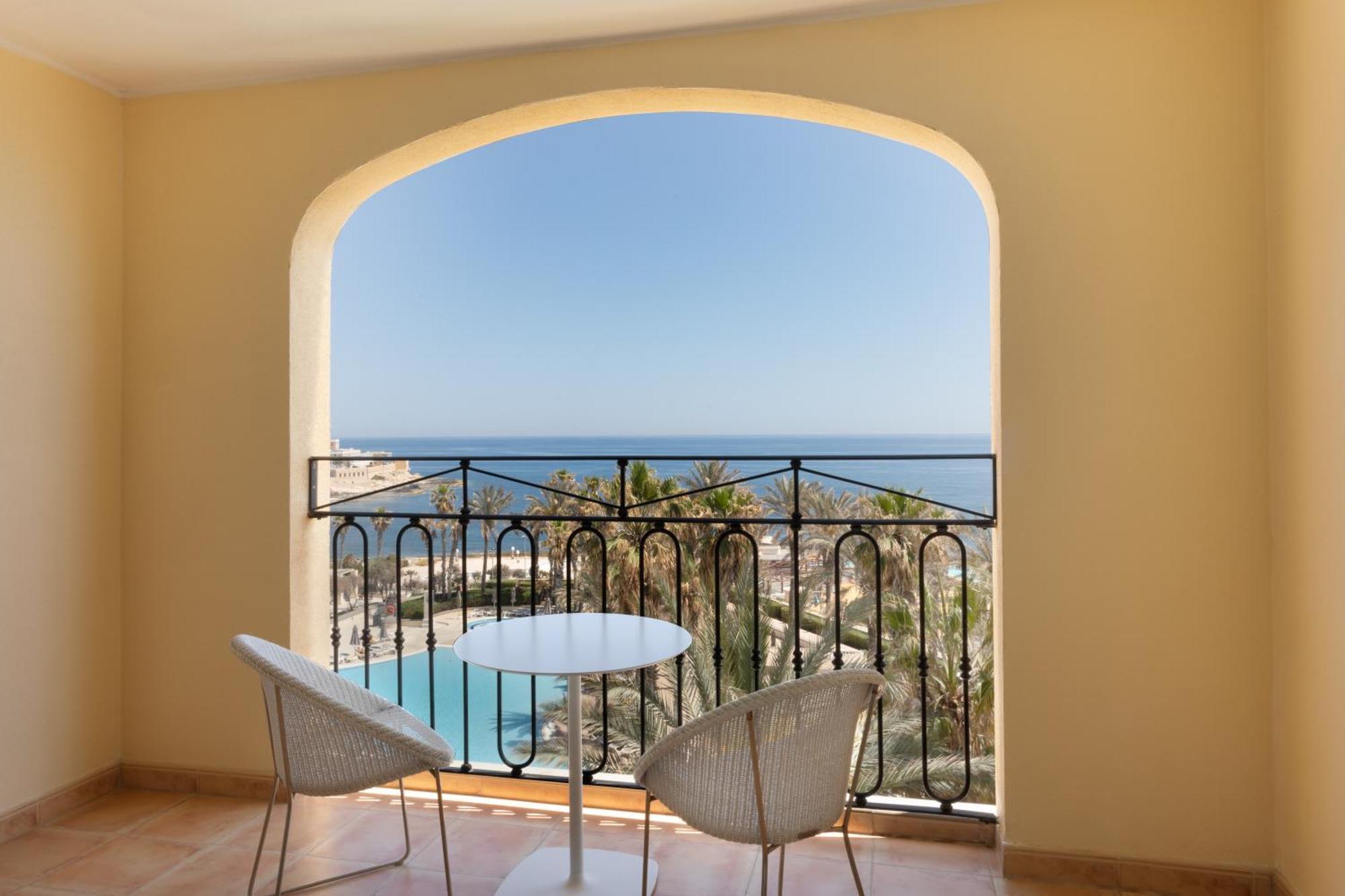 Hotel Hilton Malta San Julián Exterior foto A balcony